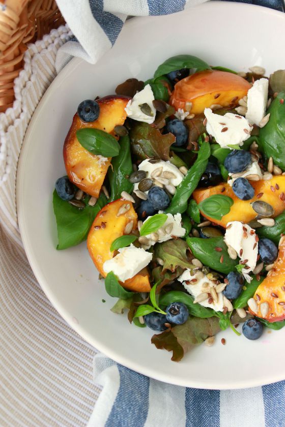 Salotos su keptais persikais, ožkos sūriu, bazilikais ir uogomis