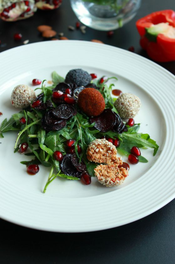 Paprikų pesto rutuliukai su keptais burokėliais