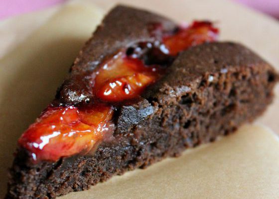 Tamsus pyragas su slyvomis