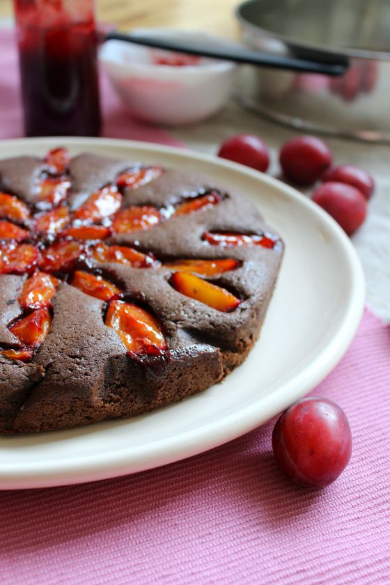 Tamsus pyragas su slyvomis