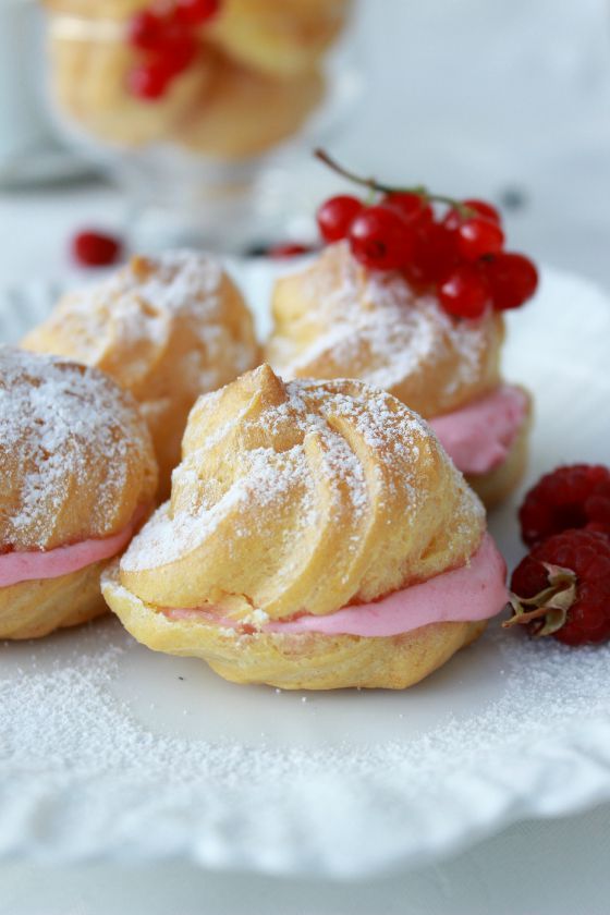 Plikyti pyragaičiai su uogų grietinėle