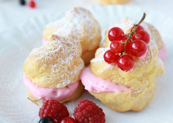 Plikyti pyragaičiai su uogų grietinėle