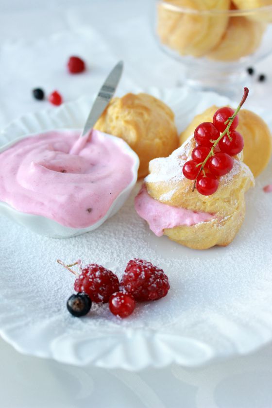 Plikyti pyragaičiai su uogų grietinėle
