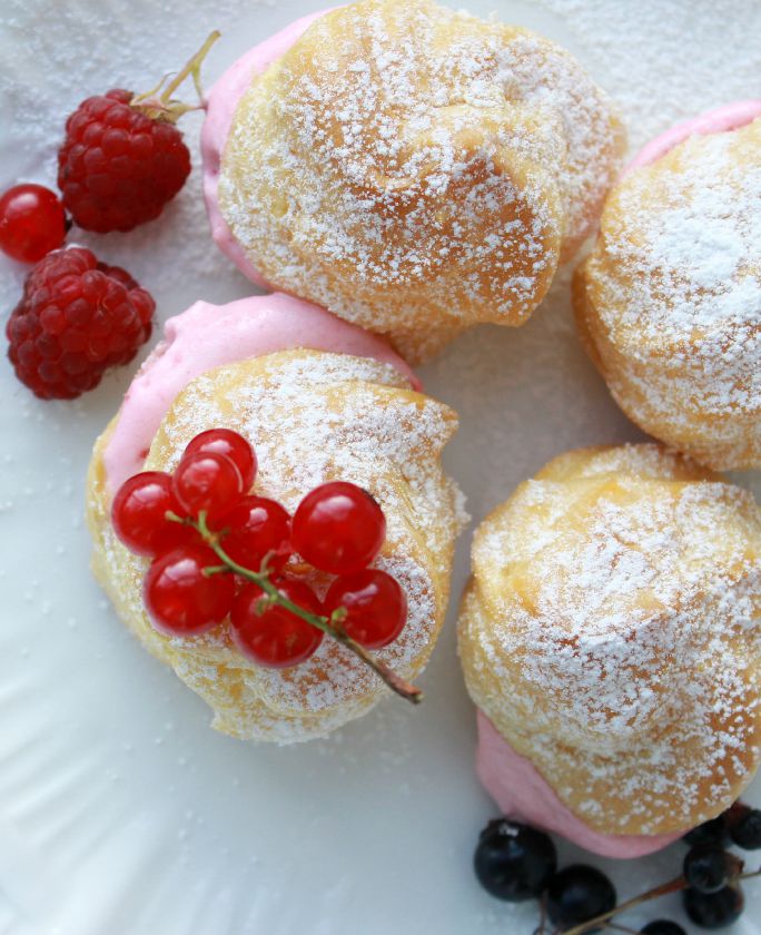 Plikyti pyragaičiai su uogų grietinėle