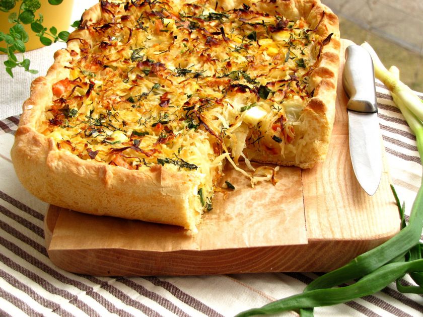 Kopūstų pyragas su kiaušiniais ir lašiša