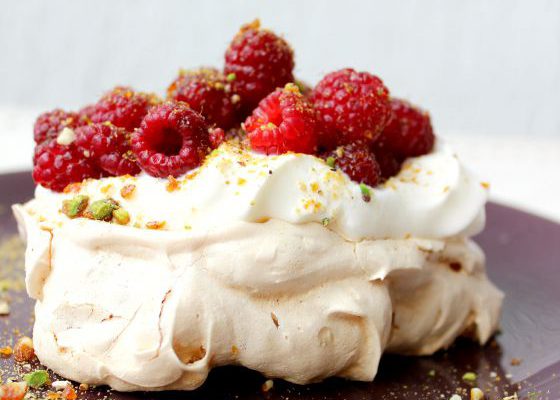 Pavlova su avietėmis ir griliažu