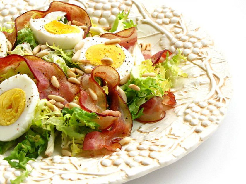 Salotos su kiaušiniais, šonine ir riešutais