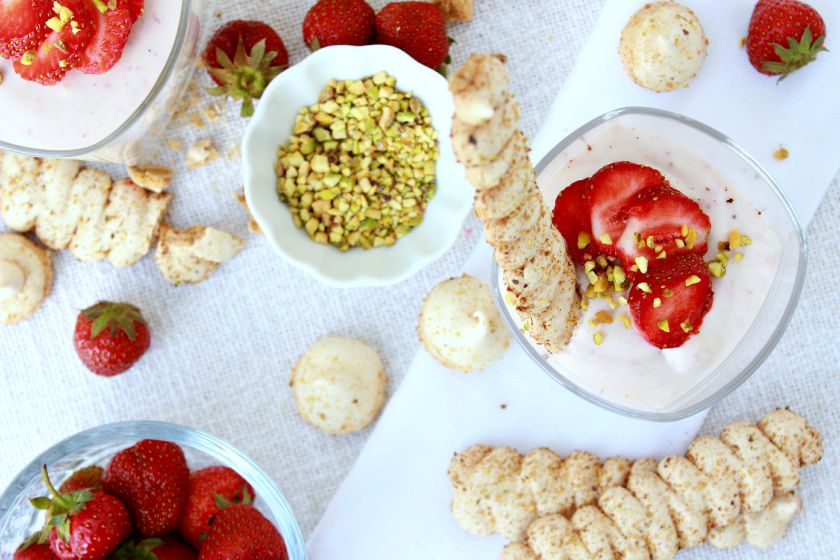 Braškių kremas su morenginiais sausainiais