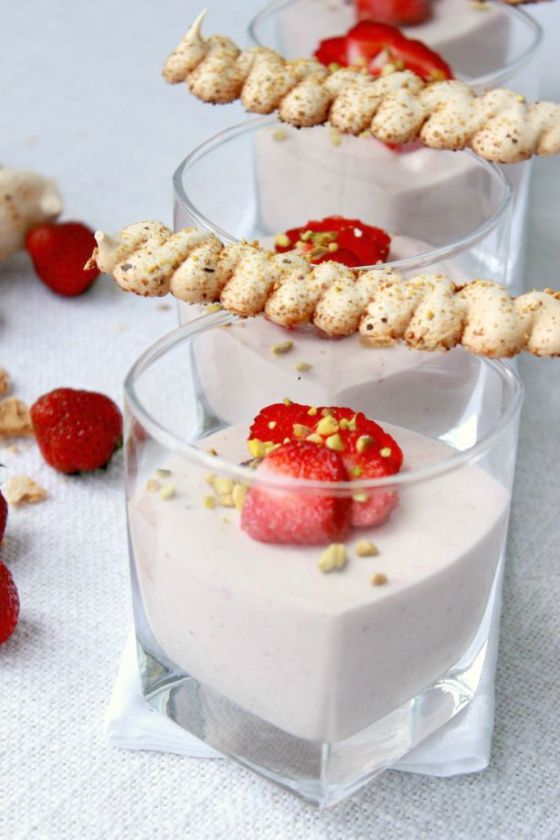 Braškių kremas su morenginiais sausainiais