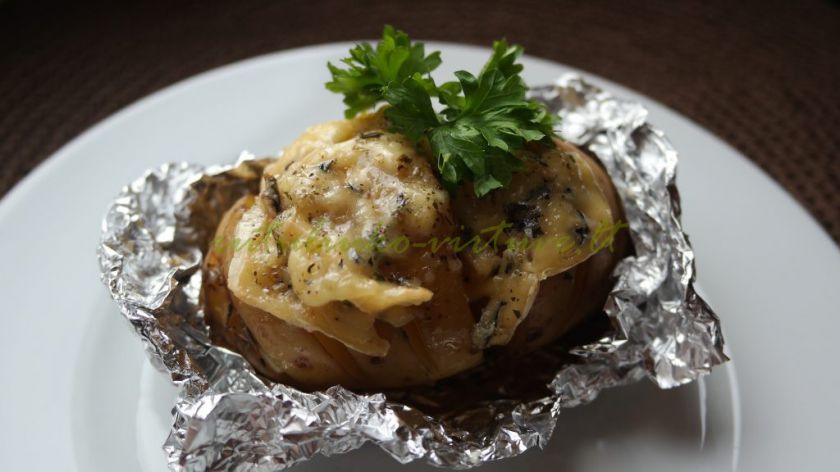 Orkaitėje keptos bulvės su česnakais ir pelėsiniu sūriu
