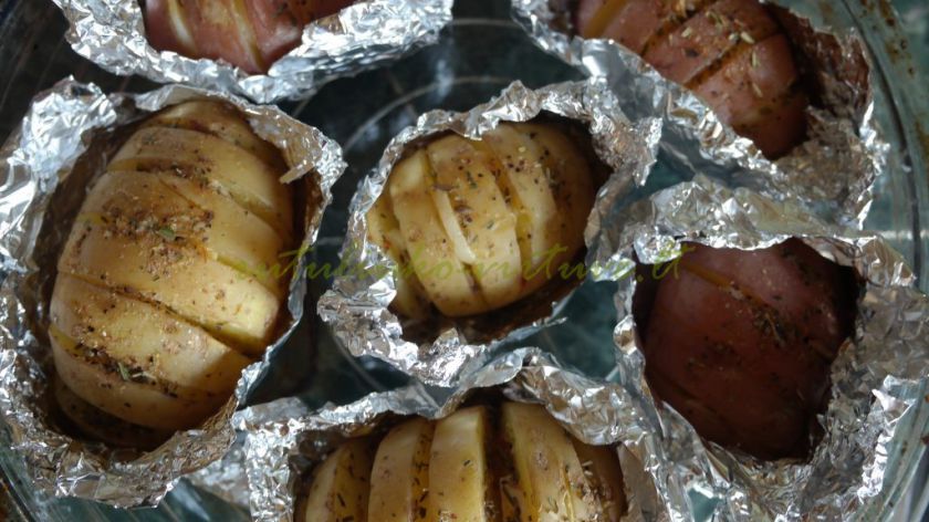 Orkaitėje keptos bulvės su česnakais ir pelėsiniu sūriu