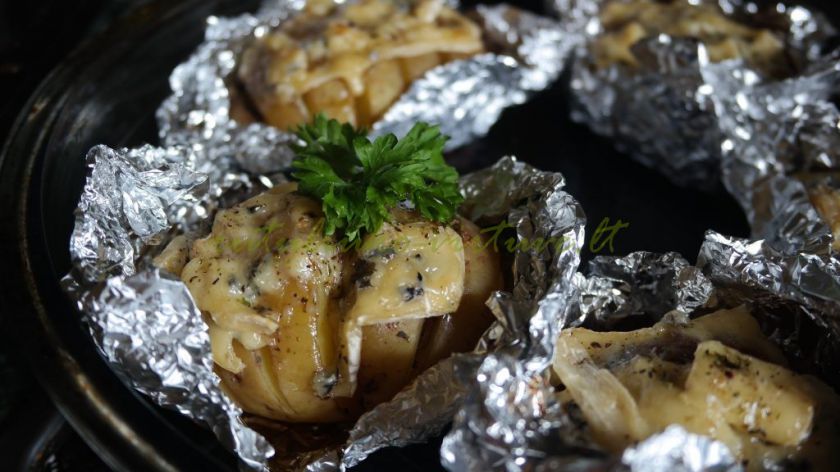Orkaitėje keptos bulvės su česnakais ir pelėsiniu sūriu