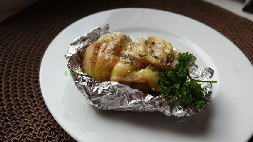 Orkaitėje keptos bulvės su česnakais ir pelėsiniu sūriu