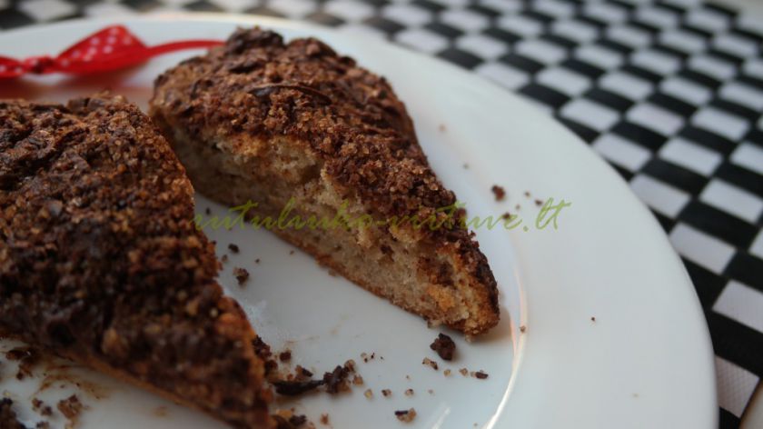 Bananinis pyragas su šokolado/cinamono trupiniais