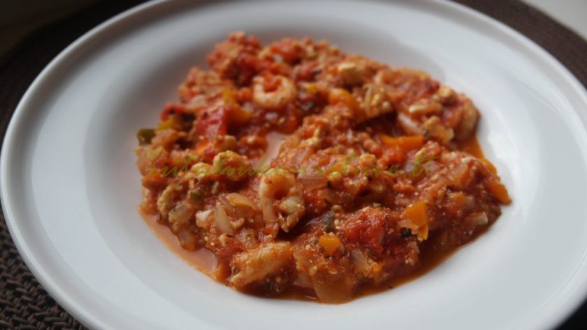 Troškinys su pomidorais, fetos sūriu ir krevetėm