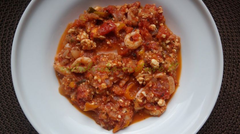 Troškinys su pomidorais, fetos sūriu ir krevetėm