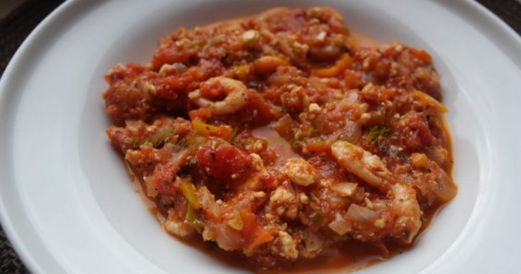 Troškinys su pomidorais, fetos sūriu ir krevetėm