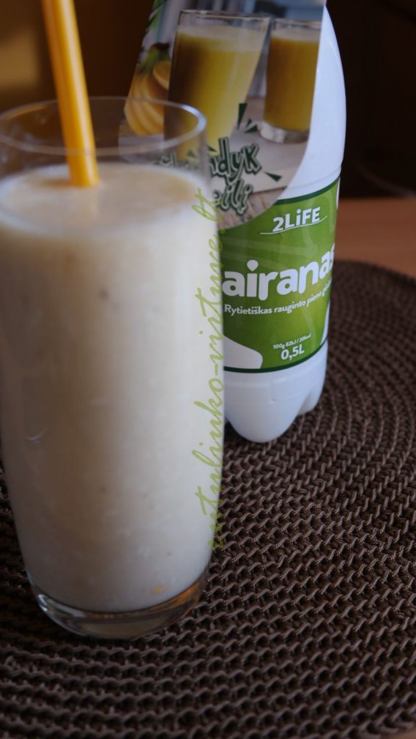 Bananų, ananasų ir airano kokteilis