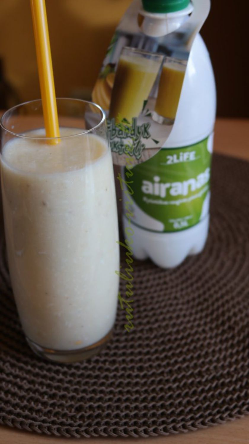Bananų, ananasų ir airano kokteilis