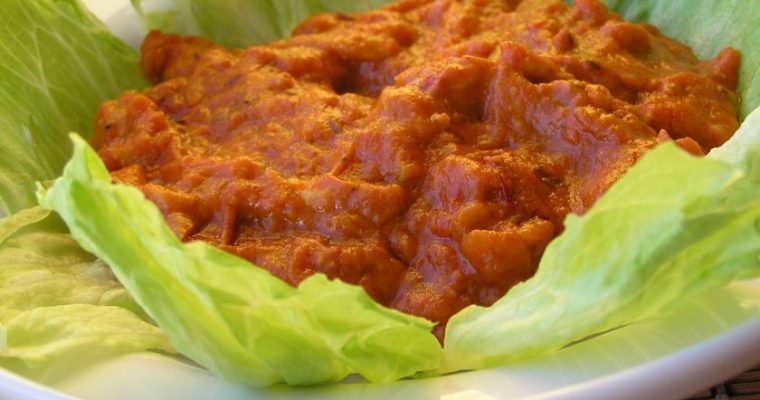 Vištos šlaunelės, troškintos pomidorų ir riešutų sviesto padaže