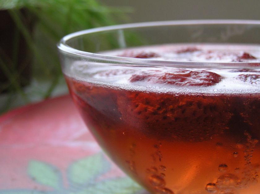 Želė su burbuliukais ir braškėmis