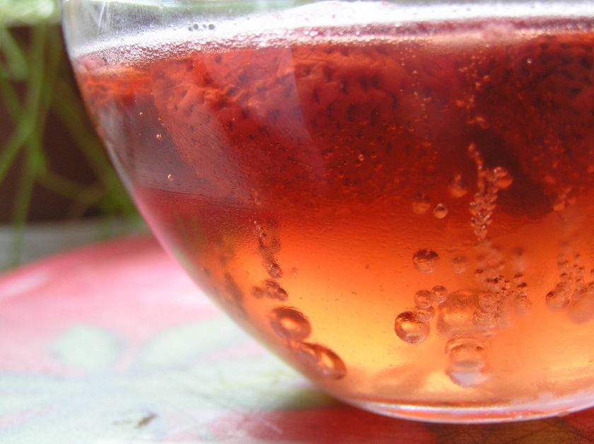 Želė su burbuliukais ir braškėmis