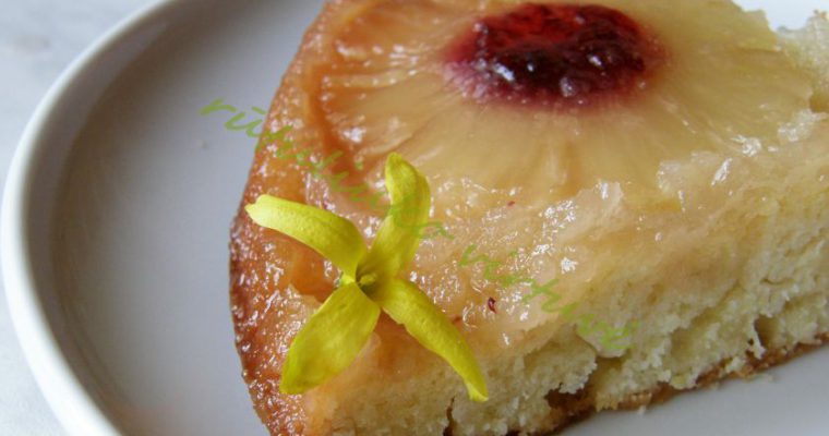 Apverstas ananasų pyragas