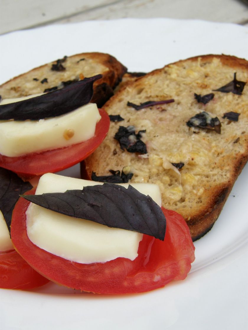 Ant laužo skrudintos duonos riekelės