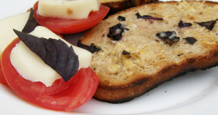 Ant laužo skrudintos duonos riekelės