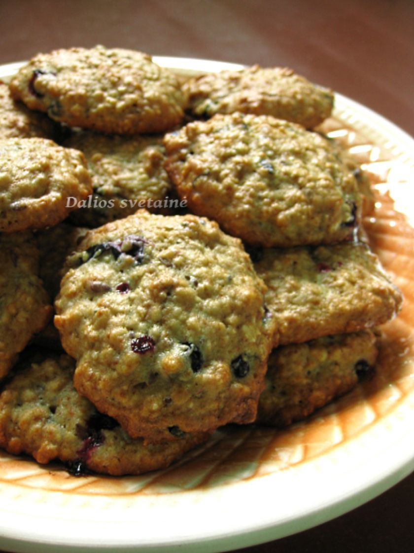 Avižiniai sausainiai su juodaisiais serbentais