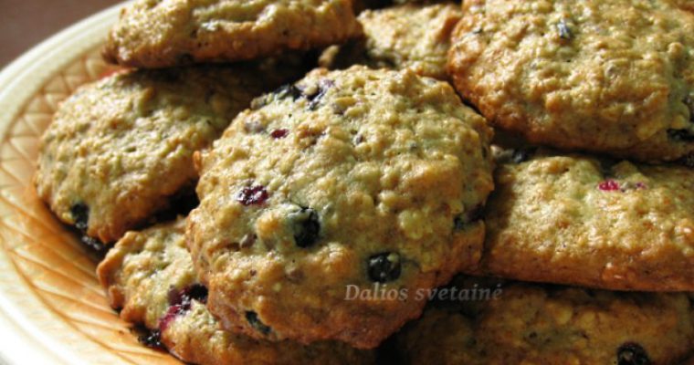 Avižiniai sausainiai su juodaisiais serbentais