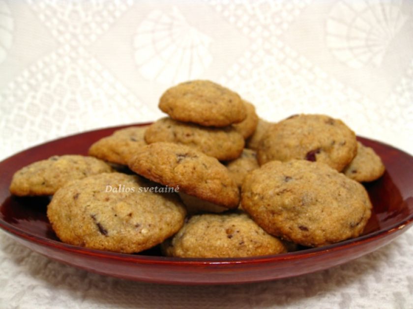 Avižiniai sausainiai su spanguolėmis ir riešutais