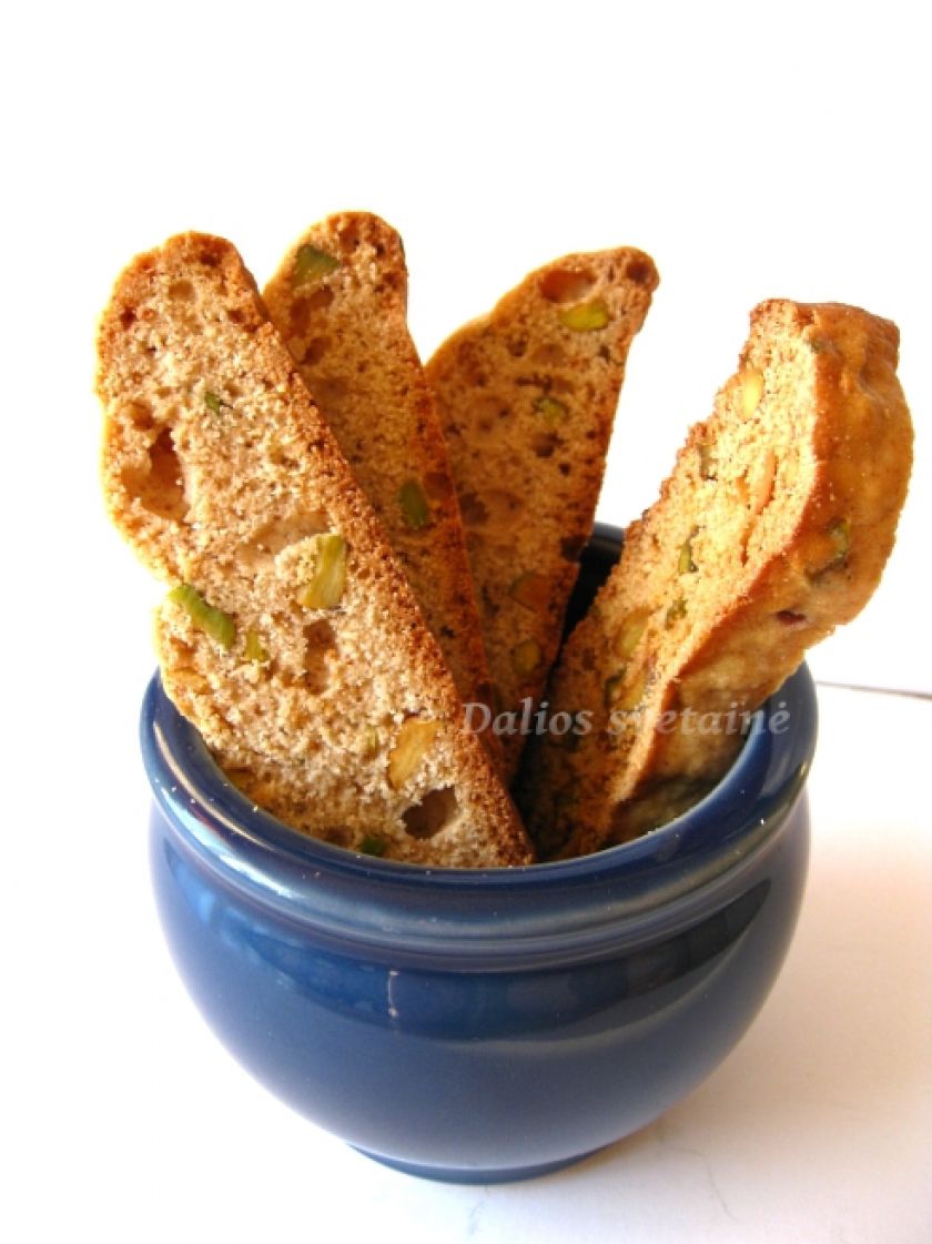 Biscotti su anyžiais ir pistacijomis