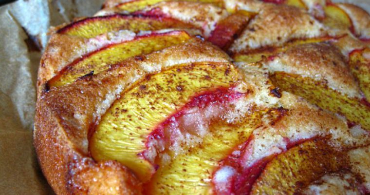 Pyragas su nektarinais