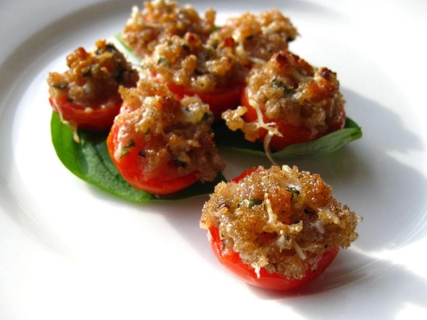 Apkepti įdaryti pomidoriukai