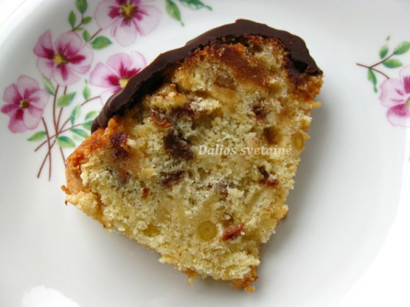 Marcipaninis keksas su kedrų riešutais, razinomis ir šokoladu