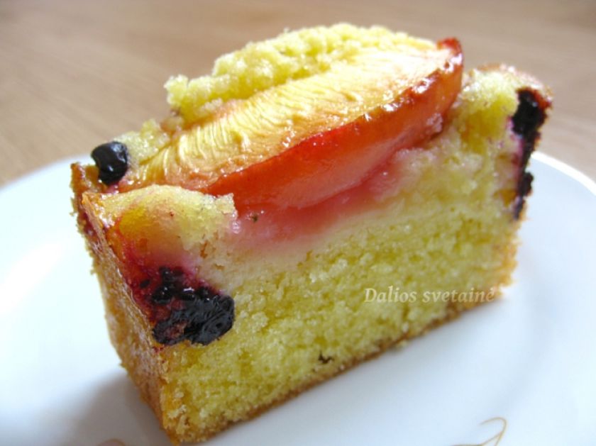 Nektarinų ir mėlynių pyragas