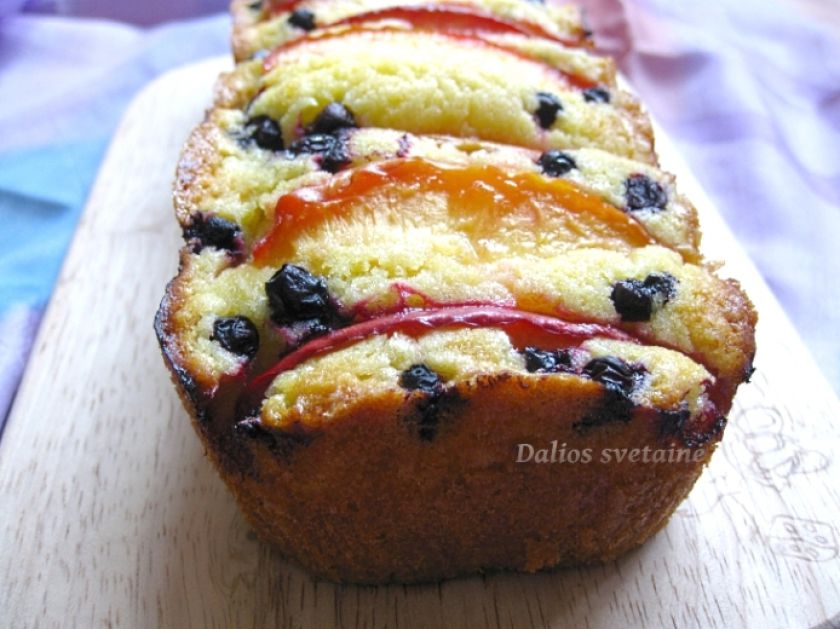 Nektarinų ir mėlynių pyragas