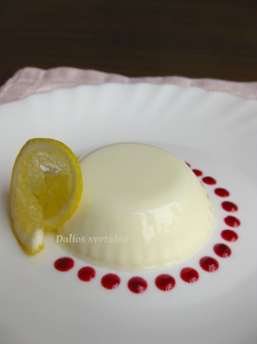 Panna cotta su Limoncello ir bruknių padažu