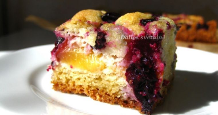 Persikų ir juodųjų serbentų pyragas