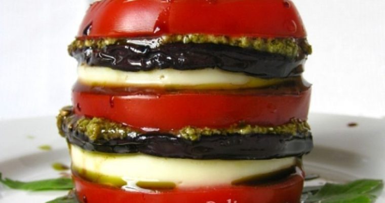 Pomidorų bokšteliai su baklažanais, mocarela ir pesto