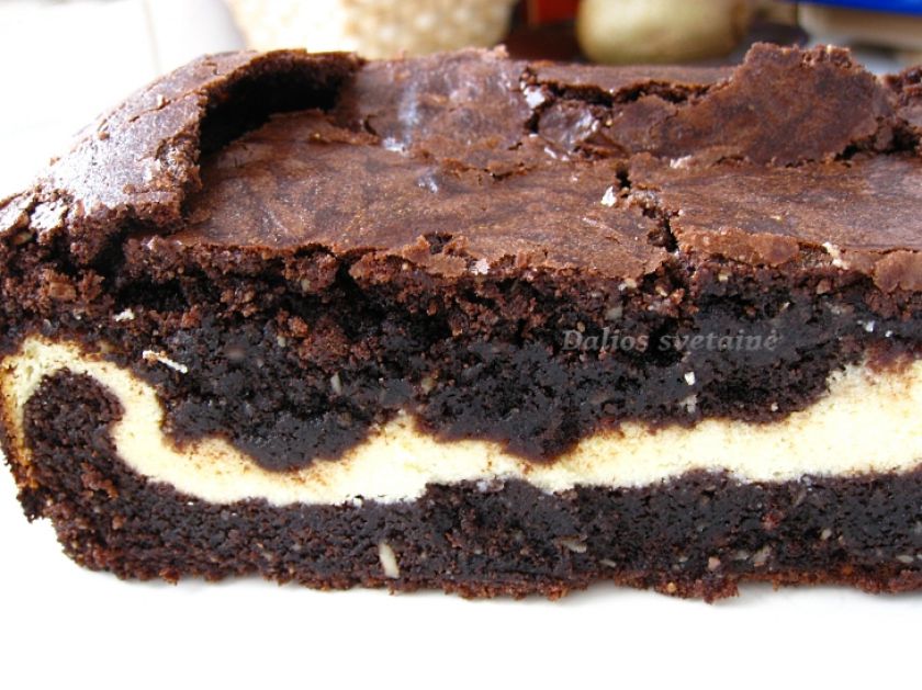 Riešutinis braunis su varškės įdaru (Brownie)