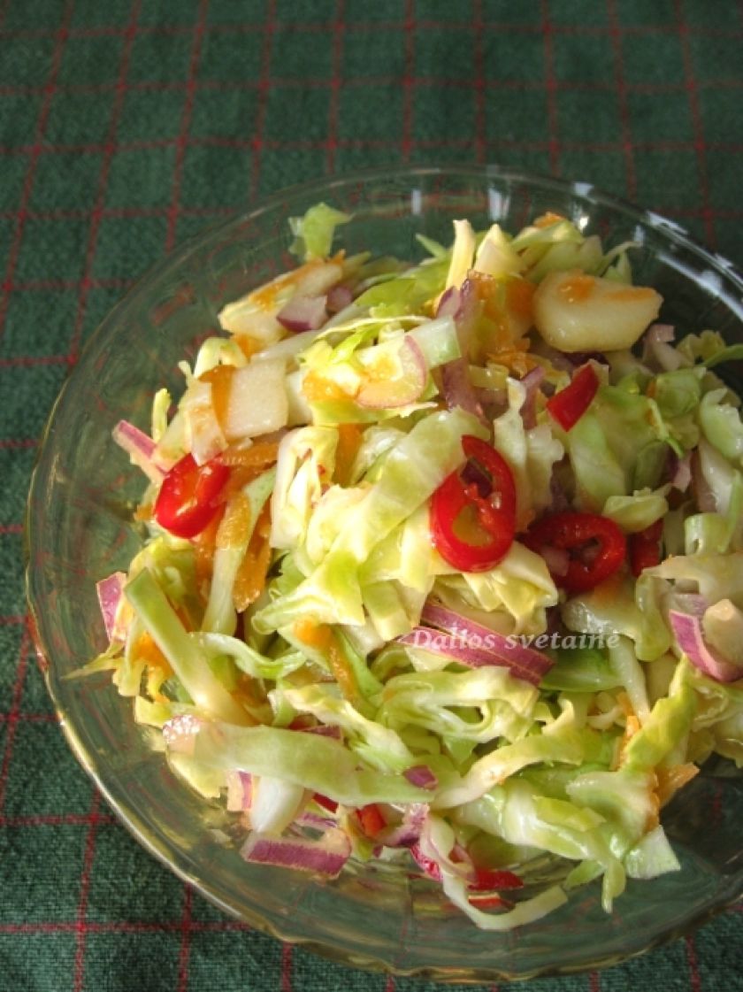 Šviežių kopūstų salotos