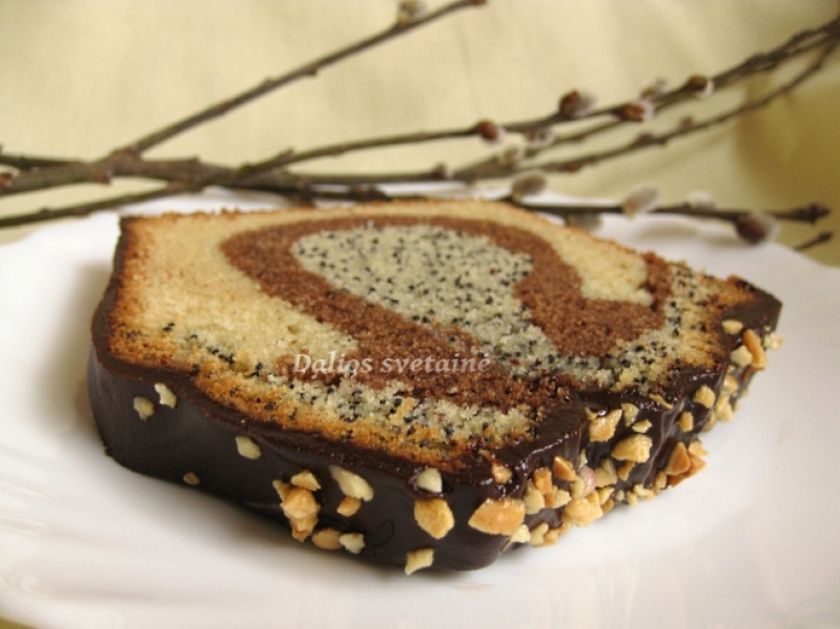 Trispalvis keksas su aguonomis