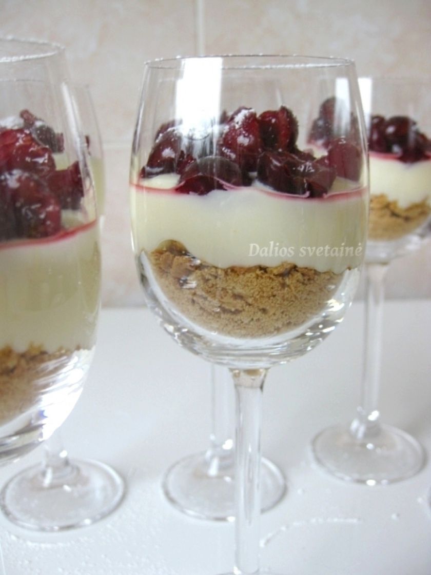 Vyšnių desertas su grietinėlės sūrio kremu ir sausainiais