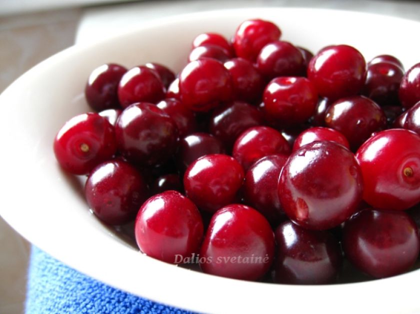 Vyšnių desertas su grietinėlės sūrio kremu ir sausainiais