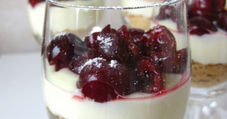 Vyšnių desertas su grietinėlės sūrio kremu ir sausainiais