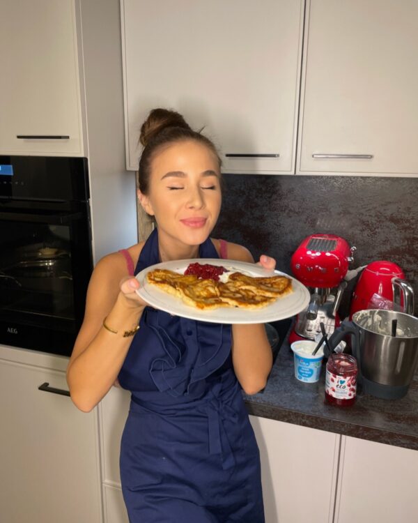 Mėgstamiausias patiekalas M. Daikerytės šeimoje – į vaikystę Dzūkijoje sugrąžinantys varškės „blynukai“ (receptas)