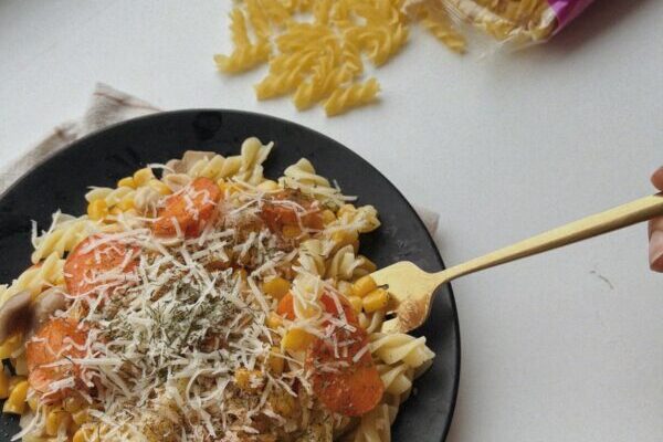 Savaitgalio pietūs dviems vos už eurą: pasigaminkite gardžias vegetariškas makaronų salotas