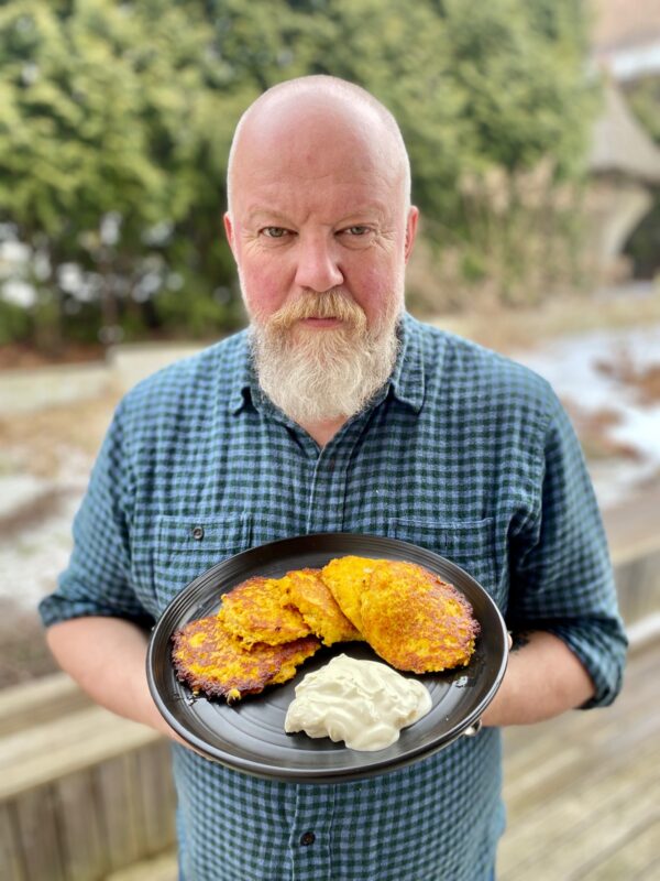 V. Radzevičius kviečia pažinti Ukrainą per jos kulinarinį paveldą ir dalijasi Sumų krašto tarkuotų blynų receptu